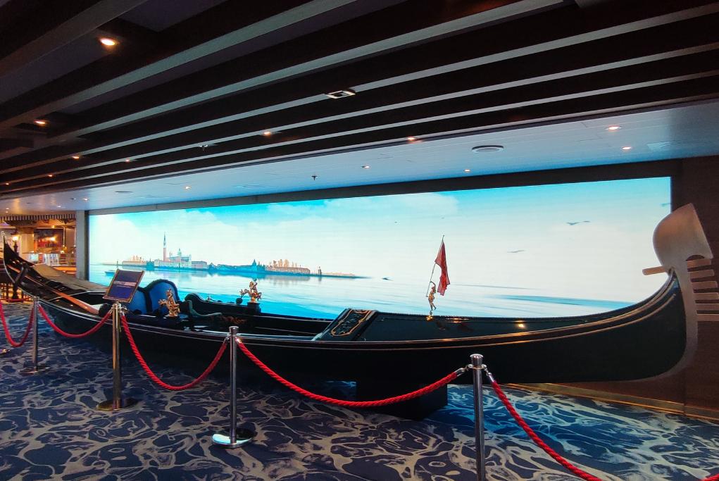 Gondola Lounge Costa Venezia